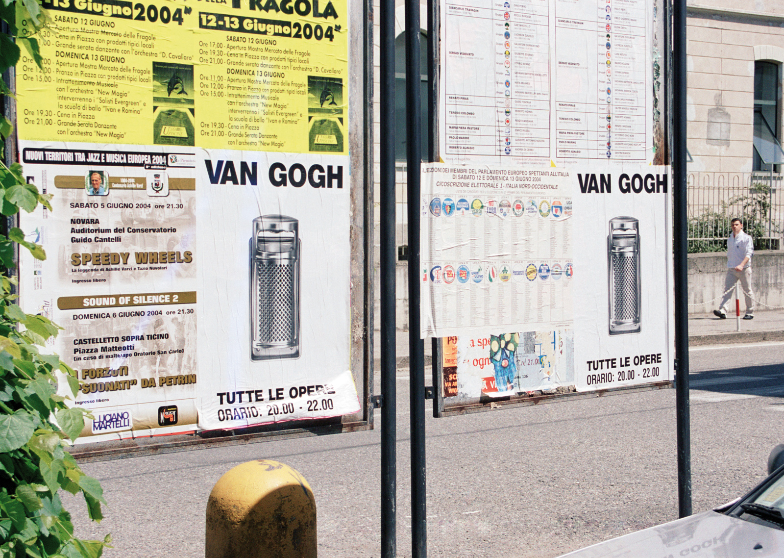 2004. Borgomanero (Novara). Pubblica affissione.