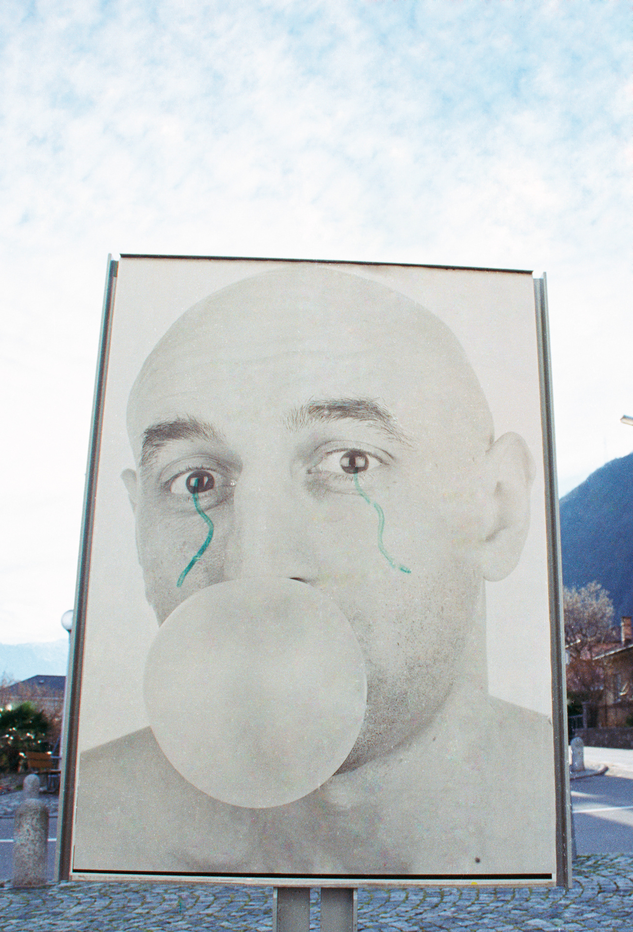 1998. Bellinzona. Pubblica affissione.