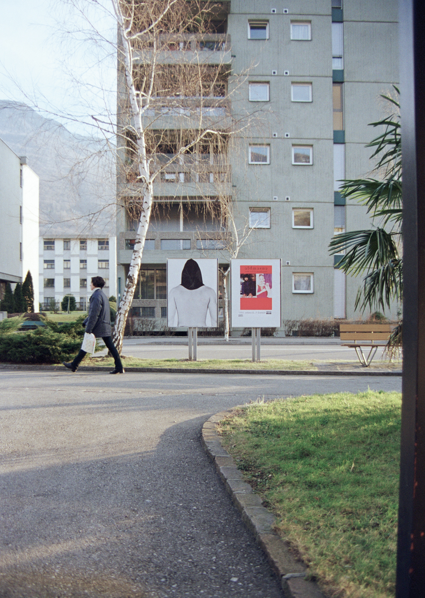 1998. Bellinzona. Pubblica affissione.